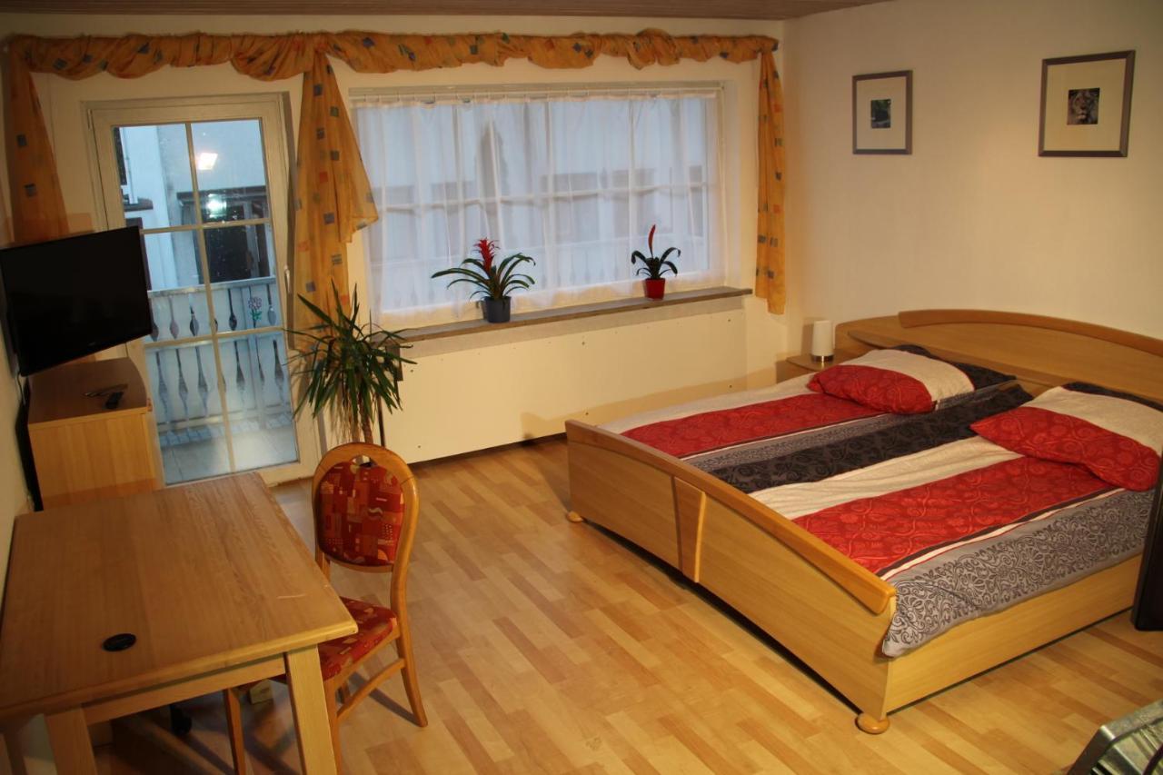 Ferienwohnung Mit 4 Schlafzimmer Fuer 2 Bis 9 Gaeste----Apartment With 4 Bedrooms For 2 To 9 Guests Nürnberg Dış mekan fotoğraf