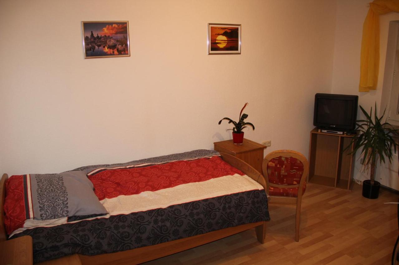 Ferienwohnung Mit 4 Schlafzimmer Fuer 2 Bis 9 Gaeste----Apartment With 4 Bedrooms For 2 To 9 Guests Nürnberg Dış mekan fotoğraf